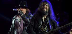 Una foto archivo muestra a Axel Rose cantando en un concierto en Bagalore, en diciembre 7 de 2012