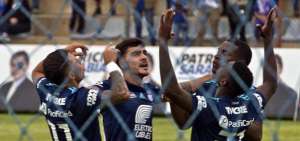 Tras pasar a la final, los jugadores de Emelec se arrodillaron en el centro de la cancha y agradecieron a Dios.