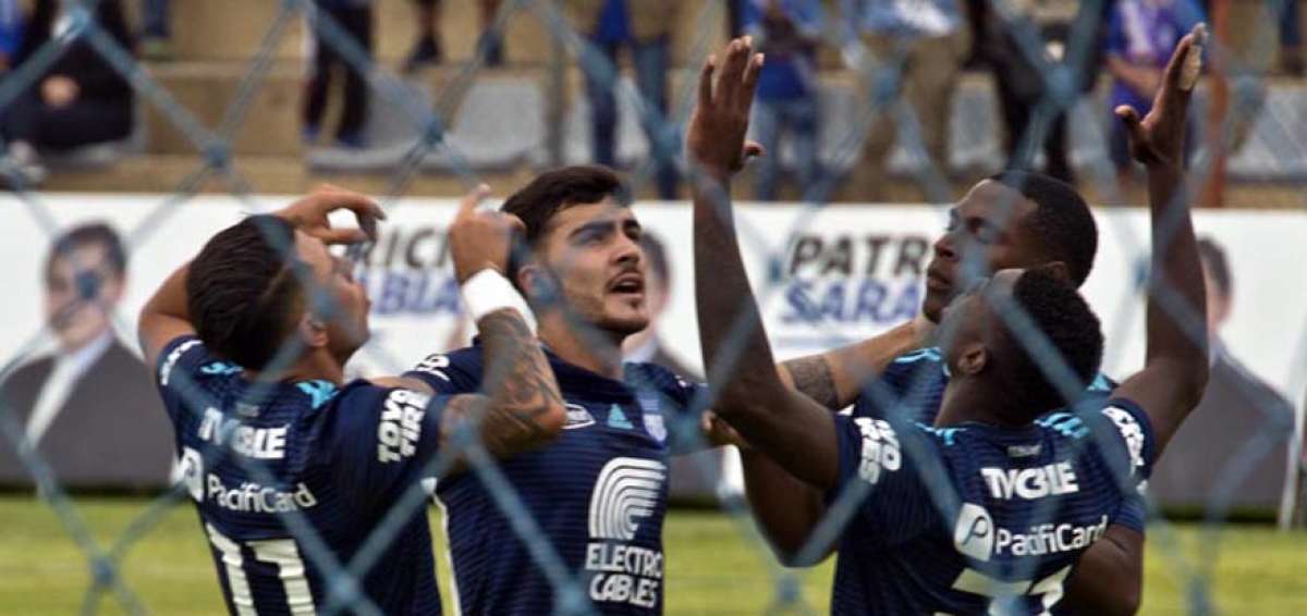 Tras pasar a la final, los jugadores de Emelec se arrodillaron en el centro de la cancha y agradecieron a Dios.