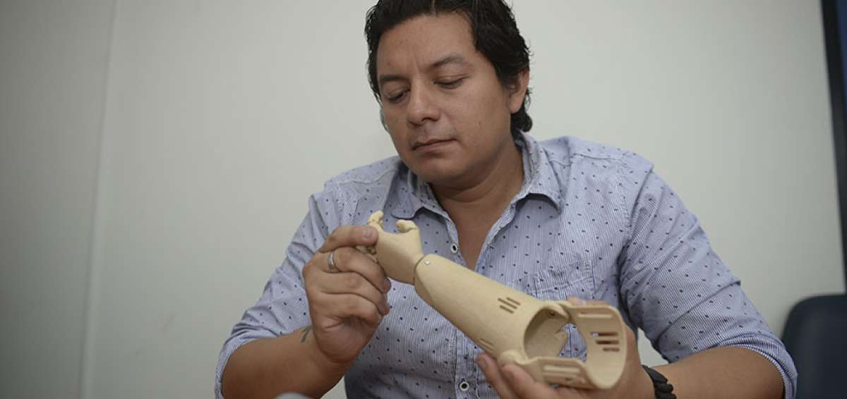 Livington Freire ha dise&ntilde;ado 64 pr&oacute;tesis con Hands Life. Su proyecto es uno de los inventos que se presentar&aacute;n el 29 de octubre en la actividad m&eacute;dica.