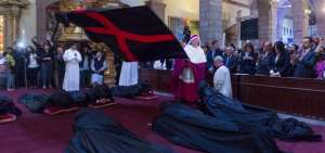 El Arrastre de Caudas se mantiene con la fe de los cat&oacute;licos quite&ntilde;os