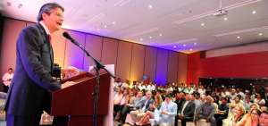 El martes pasado, en un hotel de Guayaquil, el candidato Guillermo Lasso present&oacute; la iniciativa por el empleo.