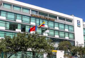 Resguardo policial luego del incendio provocado en las instalaciones de la Contralor&iacute;a.