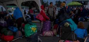 Miles de personas oriundas de Venezuela se aglomeran en el puente de Rumichaca para ingresar a Ecuador.
