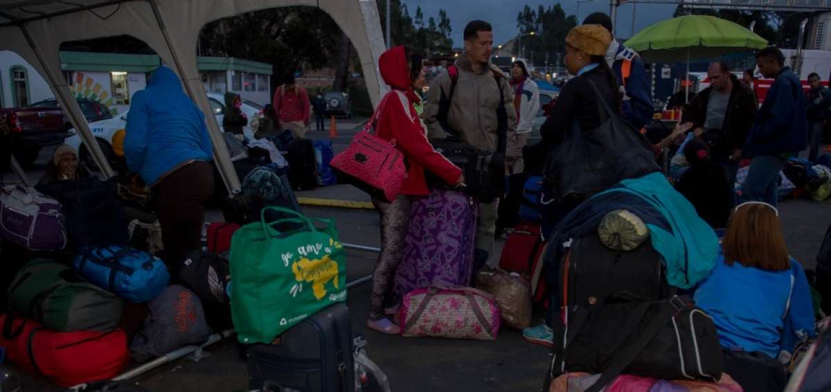 Miles de personas oriundas de Venezuela se aglomeran en el puente de Rumichaca para ingresar a Ecuador.
