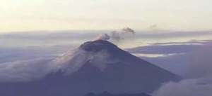 La emanaci&oacute;n de los vapores desde la boca  del cr&aacute;ter del volc&aacute;n no superan los 100 metros. Foto: Tomada de @Seguridad_Ec