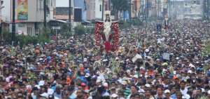 Miles de creyentes cat&oacute;licos acompa&ntilde;aron al Cristo del Consuelo