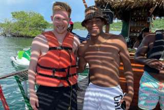 Gonzalo Plata (der.) posa junto con Kevin de Bruyne en Cartagena, Colombia