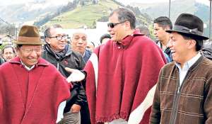 El presidente Correa (centro) recorri&oacute; la escuela del milenio de Cayambe junto al alcalde Guillermo Churuchumbi (izq) y Humberto Cholango (der). Foto: Cortes&iacute;a / Presidencia de la Rep&uacute;blica