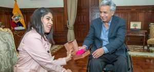 La activista Irene Valerezo (a la izquierda de la foto) dialoga con Len&iacute;n Moreno, presidente de la Rep&uacute;blica, en el Palacio de Carondelet.