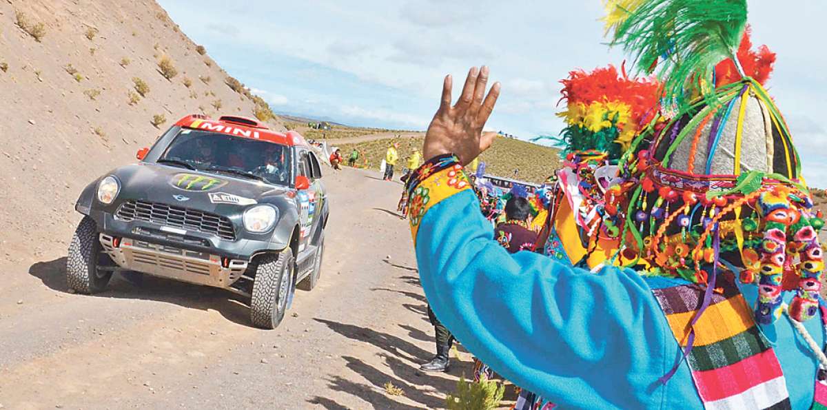 Nasser Al-Attiyah en el momento en que cruz&oacute; la frontera entre Chile y Bolivia, en la localidad Pisiga. Foto: AFP