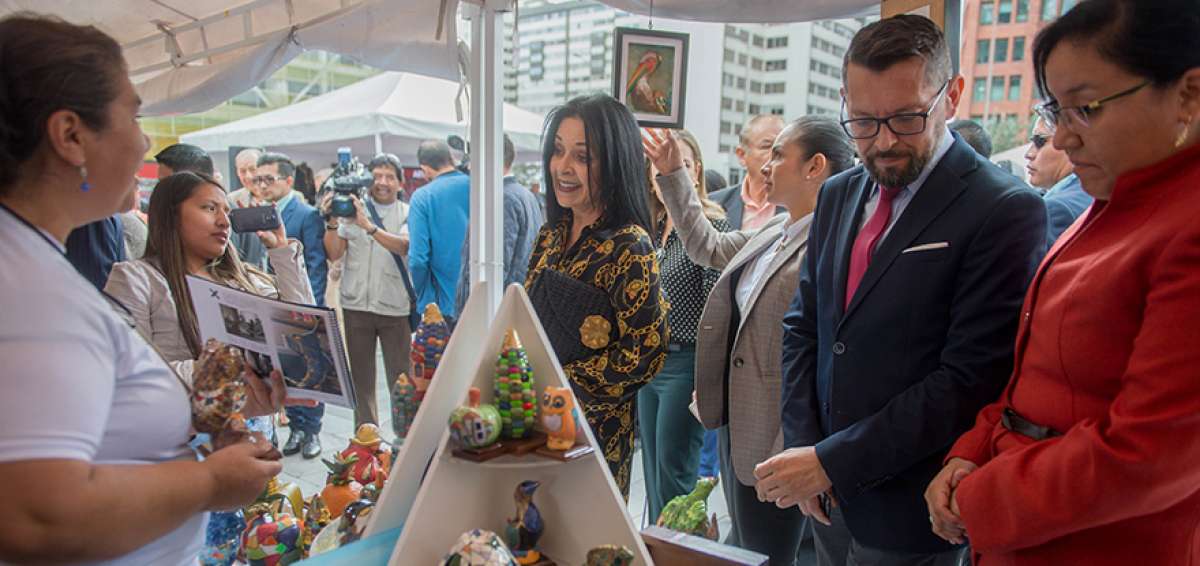La primera dama, Roc&iacute;o Gonz&aacute;lez de Moreno, quien lidera el proyecto Artesano Artista, recorri&oacute; la feria realizada por el D&iacute;a del Artesano Ecuatoriano. 