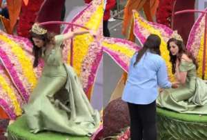 Susto en Ambato: F&aacute;tima Bosch resbala en su carro aleg&oacute;rico