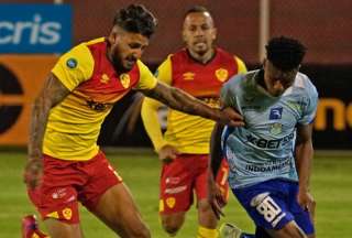 Caín Fara (izq.), durante un partido con Aucas ante Macará