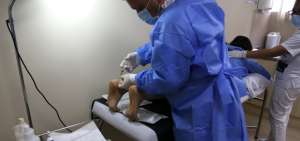 Pacientes del Centro M&eacute;dico Integral de Especialidades Di&aacute;lisis La Mariscal reciben el tratamiento.