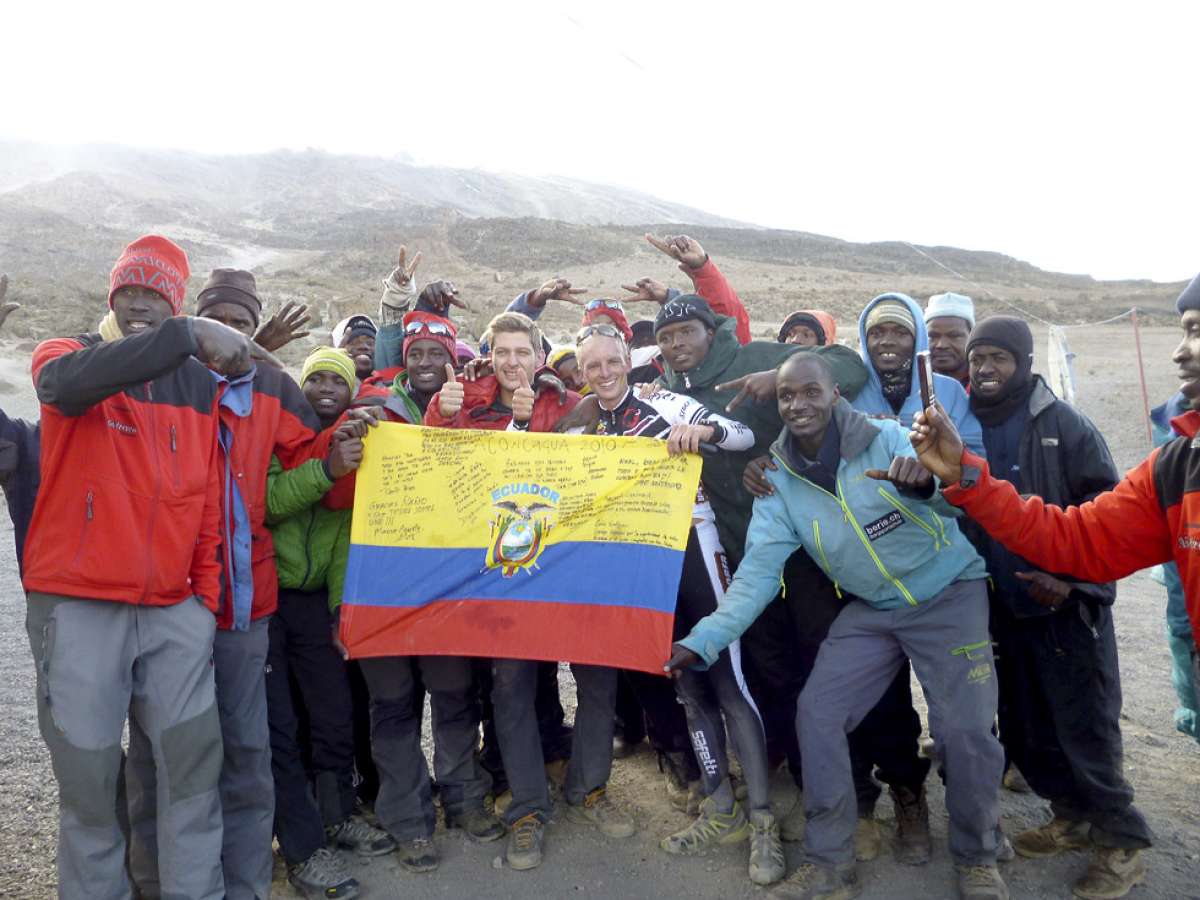 El ecuatoriano Karl Egloff (negro con blanco) celebra su r&eacute;cord Guinness junto al personal que labora en el Parque Nacional del Kilimanjaro en Tanzania, &Aacute;frica. Foto: Cortes&iacute;a.