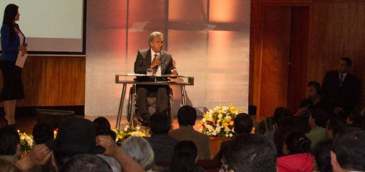 Len&iacute;n Moreno durante una conferencia en la C&aacute;mara de la Construcci&oacute;n.