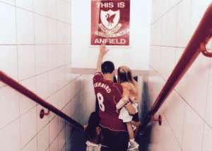 Gerrard se retir&oacute; del campo tocando el letrero "This Is Anfield" por &uacute;ltima vez. Foto: tomada de @2010MisterChip
