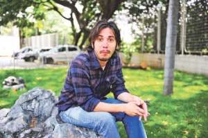 V&iacute;ctor Arauz competir&iacute;a con Eugenio Derbez en los Premios Platino