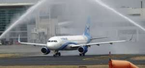 Un avi&oacute;n de la aerol&iacute;nea Interjet fue recibido con el tradicional arco de agua a su arribo a Guayaquil.