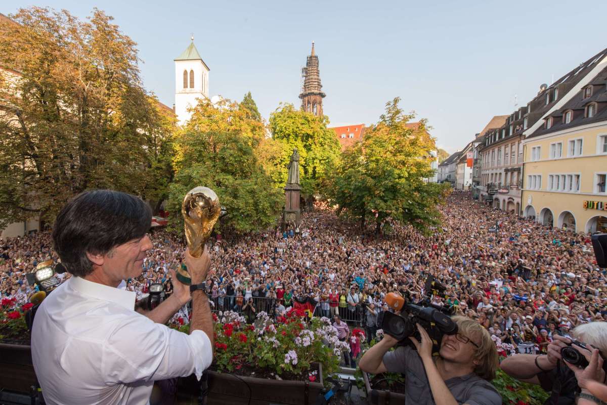 Joachim L&ouml;w fue recibido por miles de personas en Fribourg, ciudad donde mostr&oacute; el trofeo de campe&oacute;n del mundo. Foto: AFP