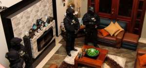 En el marco de estas investigaciones, la madrugada del domingo 5 de mayo, la Fiscal&iacute;a y la Polic&iacute;a allanaron cuatro inmuebles en Quito y tres m&aacute;s en Guayaquil.