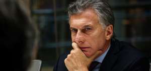 Mauricio Macri enfrenta una nueva corrida cambiaria y, adem&aacute;s, el riesgo pa&iacute;s trep&oacute; a 723, el nivel m&aacute;ximo alcanzado durante su gesti&oacute;n. 