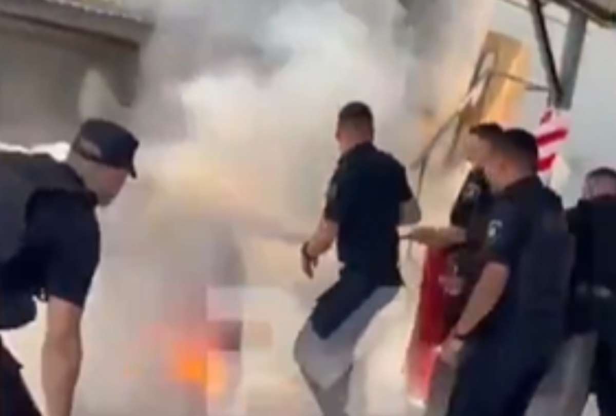 VIDEO: Trabajador se prende fuego dentro tras denunciar falta de pago