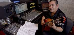 El m&uacute;sico Marcelo S&aacute;nchez trabaja us producciones y las de  colegas artistas  en su estudio de Quito.
