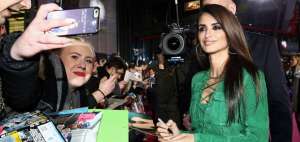 Pen&eacute;lope Cruz firma aut&oacute;grafos y se toma fotos con sus fans durante la promoci&oacute;n de Zoolander 2.