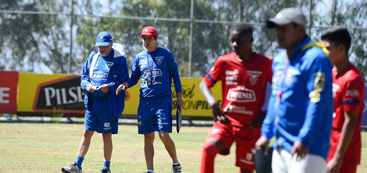 El entrenador Eduardo Moscoso (con gorra roja) lleva 10 a&ntilde;os en los equipos juveniles de Ecuador; anteriormente fue preparador f&iacute;sico.    