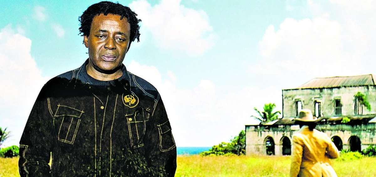 John Akomfrah frente a su pel&iacute;cula Auto Da F&eacute;, la cual recibi&oacute; el prestigioso premio Artes Mundi. 