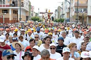 Alrededor de mil voluntarios del movimiento apost&oacute;lico Juan XXIII custodiaron desde el inicio de la peregrinaci&oacute;n la imagen del Cristo del Consuelo. El grupo cat&oacute;lico permanecer&aacute; en vigilia en Parque Samanes. Foto: Miguel Castro / El Tel&eacute;grafo