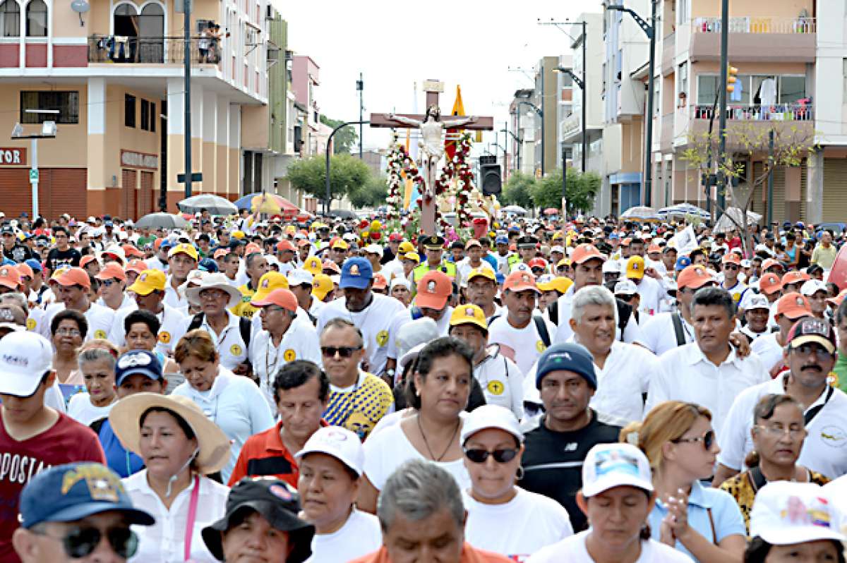 Alrededor de mil voluntarios del movimiento apost&oacute;lico Juan XXIII custodiaron desde el inicio de la peregrinaci&oacute;n la imagen del Cristo del Consuelo. El grupo cat&oacute;lico permanecer&aacute; en vigilia en Parque Samanes. Foto: Miguel Castro / El Tel&eacute;grafo