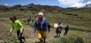 El presidente de Alemania, Frank-Walter Steinmeier (c), y su esposa, Elke B&uuml;denbender (i), visitan este viernes la Reserva Ecol&oacute;gica del Antisana, en la provincia del Napo (Ecuador).