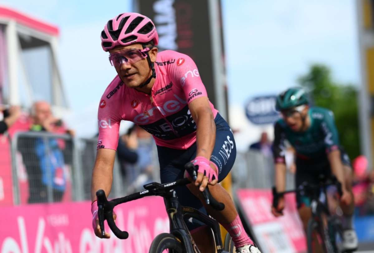Richard Carapaz no suelta la maglia rosa en el Giro de Italia