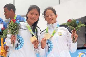 Mar&iacute;a Cristina F&aacute;rez (izq.) y Elizabeth Bravo muestran orgullosas sus medallas doradas en la modalidad femenina por equipos. Foto: Cortes&iacute;a / COE