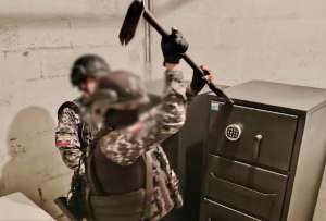 Polic&iacute;a y Fiscal&iacute;a encontraron fajos de dinero en una caja fuerte. 