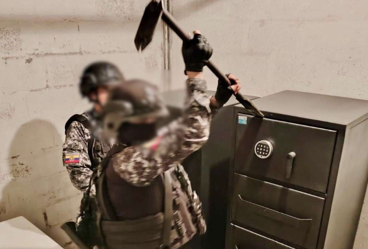 Polic&iacute;a y Fiscal&iacute;a encontraron fajos de dinero en una caja fuerte. 
