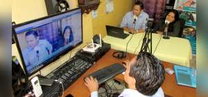 El doctor Allan Barahona (i) dirige el programa los martes y jueves. En ocasiones le acompa&ntilde;a la doctora Annie Alvarado (d).
