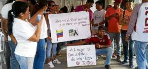 Los familiares, amigos y compatriotas de Lorena Cardozo han realizado plantones para exigir justicia por su misteriosa muerte.