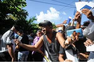 Hacia las 15:00 locales (20:00 GMT) la protesta continuaba frente a la legaci&oacute;n diplom&aacute;tica. Foto: AFP