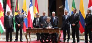 El presidente de Ecuador, Len&iacute;n Moreno, durante la firma de la declaraci&oacute;n que crea el Prosur.