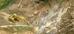 La maquinaria del Ministerio de Transporte y Obras P&uacute;blicas realiza las labores de construcci&oacute;n del muro. Se calcula que terminar&aacute;n en un mes.