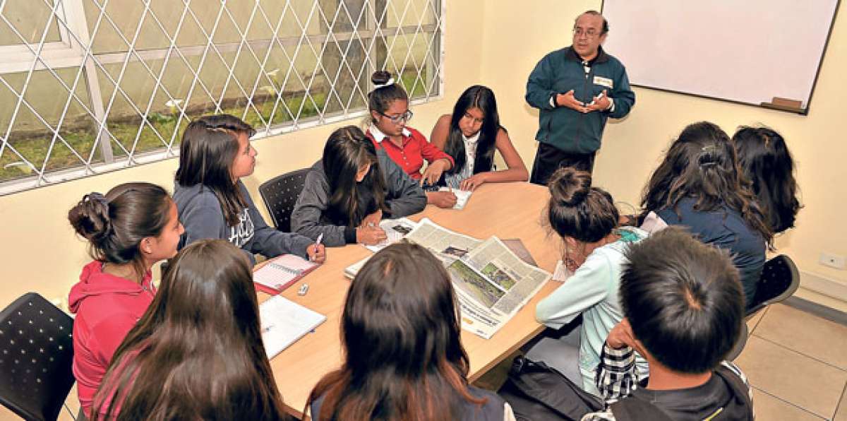 Tras un mes de teor&iacute;a y pr&aacute;cticas eventuales, las chicas del club de periodismo saldr&aacute;n a reportear. Foto: Roberto Ch&aacute;vez / El Tel&eacute;grafo