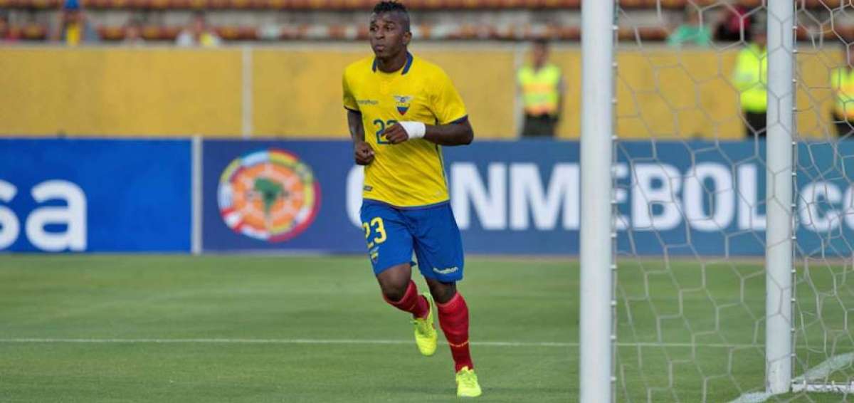 Miler Bola&ntilde;os con la Selecci&oacute;n Ecuatoriana en el estadio Ol&iacute;mpico Atahualpa. El DT Gustavo Quinteros est&aacute; preocupado por la situaci&oacute;n del delantero.
