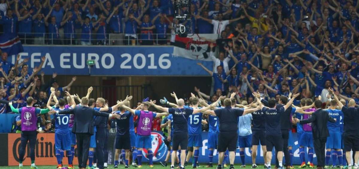 Los jugadores de la selecci&oacute;n de Islandia realizan el denominado &lsquo;aplauso island&eacute;s&rsquo; junto con sus hinchas; es una mezcla de gritos y palmadas sincronizadas.
