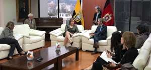 La presidenta de la Corte Nacional de Justicia, Paulina Aguirre (sentada de frente), dialoga con David Kaye.