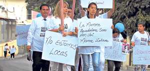 Madres de familia ecuatorianas protestan por haber perdido la potestad de sus hijos en Italia. Algunas de ellas regresaron al pa&iacute;s, otras siguen en Europa. Foto tomada de Internet