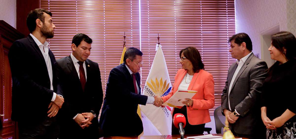 El presidente de la Ecuaf&uacute;tbol, Carlos Villac&iacute;s, saluda a la presidenta de la Asamblea Nacional, Elizabeth Cabezas, quien lo recibi&oacute; en su despacho.  